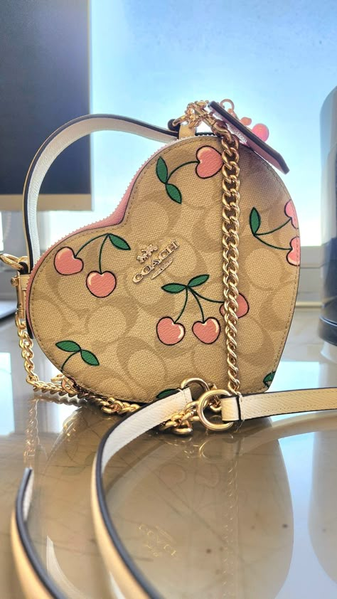 Mochila Coach, Coach Bag Aesthetic, Coach Aesthetic, Pink Coach Bag, Expensive Bag, Butterfly Bags, Creative Birthday Gifts, Hot Bags, Handbag Essentials