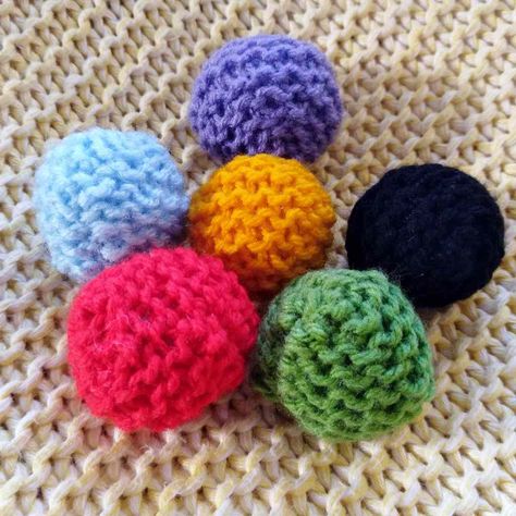 Colour Cube + Balls Educational Toy - Free Tutorial - Knitted Balls Free Pattern, Fish Garland, Knitted Ball, Charity Knitting, Even Numbers, Kids Knitting, Kids Knitting Patterns, Baby Booties Knitting Pattern, Fidget Quilt