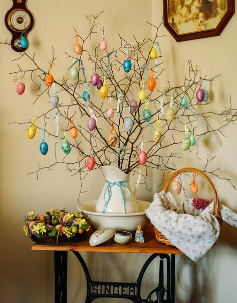 Easter Tree Ideas, Easter Egg Tree, Tafel Decor, Easter Craft Decorations, Easter Tree Decorations, Easter Eggs Diy, Easter Inspiration, Easter Crafts Diy, Easter Tree