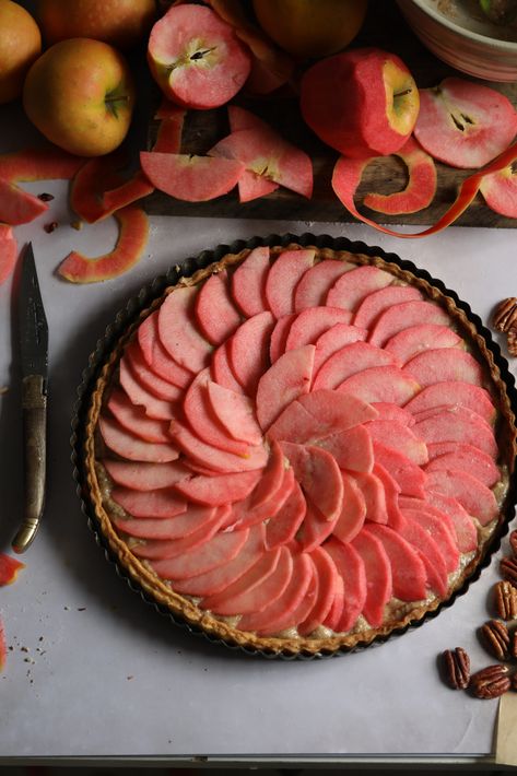 Apple and pecan frangipane tart Pecan Frangipane, Baking Weights, Pear Pie, Frangipane Tart, Sweetened Whipped Cream, Apple Varieties, Tart Baking, Onion Sauce, Poached Pears