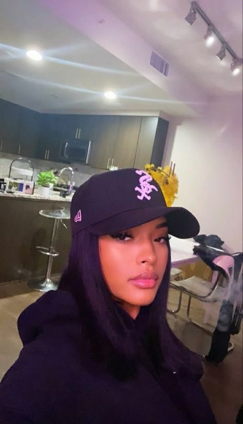 Cap Outfits Black Women, Baddie Hat Outfits, Fitted Hat Hairstyles, Black Fitted Hat Outfit, Face Cap Outfit For Women, New York Hat Outfit Black Women, Fitted Caps Outfit Black Women, Baseball Hat Outfit Black Women, Snap Back Hats Outfit Women