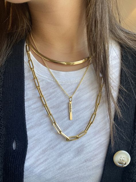 Paperclip Necklace Layering, Omega Necklace Gold, Chain Necklace Outfit, Omega Necklace, Jewelry Styling, Couple Picture, Gold Outfit, Mens Gold Jewelry, Vertical Bar