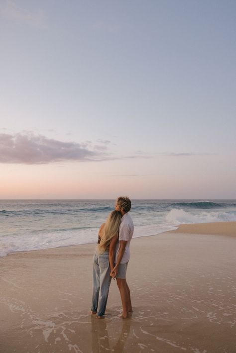 Beach Photoshoot With Boyfriend, Couple Photo Ideas At Beach, Couple Beach Ideas, Couple Photo Beach Ideas, Couple Pose Beach Photo Ideas, Couple Beach Poses Instagram, Couple Shoot On Beach, Beach Pictures Poses Instagram Couple, Couple Pic Beach