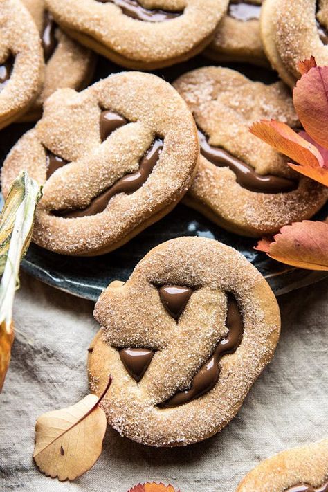 Veselý Halloween, Cookies To Bake, Bolo Halloween, Halloween Baking, Half Baked Harvest, Halloween Snacks, Halloween Desserts, Fall Treats, Halloween Food For Party