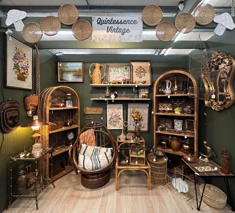 Antique Vendor Booth Ideas, Antique Store Booth Ideas, Vintage Market Aesthetic, Boho Booth Display, Vintage Store Display Ideas, Thrift Store Display Ideas, Flea Market Booth Display Ideas, Boutique Display Ideas Retail Stores, Vintage Reselling