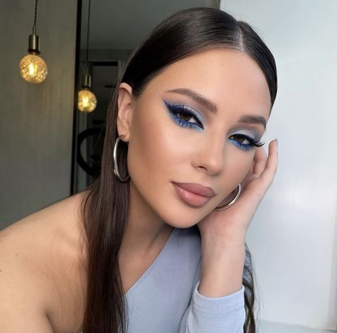 Saturno Makeup Looks, Sky Blue Makeup Look, Blue Eye Makeup Brown Eyes, Blue Makeup Looks For Prom, Blue Makeup Brown Eyes, Blue Makeup For Brown Eyes, Blue Dress Makeup Ideas, Silver Glam Makeup, Royal Blue Makeup Looks