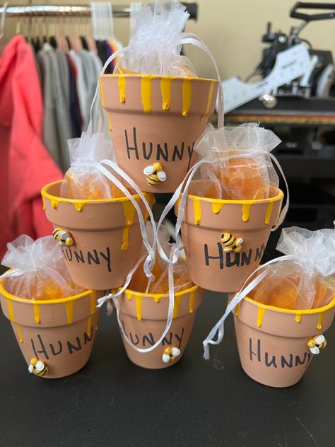 Bee Themed Gender Reveal, Winnie Poo, Fiesta Shower, Bee Gender Reveal, Baby Shower Souvenirs, Winnie The Pooh Themes, Disney Baby Shower, Winnie The Pooh Birthday, Pooh Baby