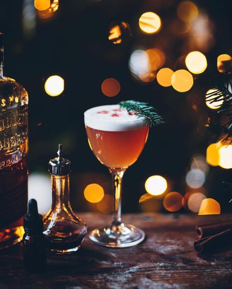 Winter Whiskey Sour - Call Me Cupcake Whiskey Sour Aesthetic, Aesthetic Sweets, Christmas Shooting, Linda Lomelino, Witch Recipes, Vegan Cocktails, Scotland Nature, Sour Drink, Baking Lessons