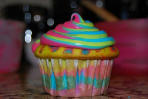 Glow in the Dark Cupcakes...a little trick to solve the food color problem too...fab! link for recipe is just under the description on the site.