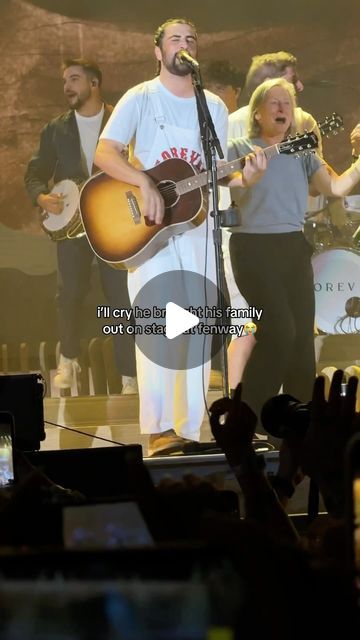 Mia on Instagram: "Noah Kahan brought his whole family out on stage during his show 😭😭 tbh the best special guest appearance ever   📸 shopsunflowers on TikTok   #noahkahan #noahkahanmusic #stickseason #livemusic #concert #musician #musicdiscovery" Noah Khan Outfits Concert, Noah Khan, Noah Kahan, Family Outing, T Shirt Diy, Dance Choreography Videos, Choreography Videos, Dance Choreography, Special Guest