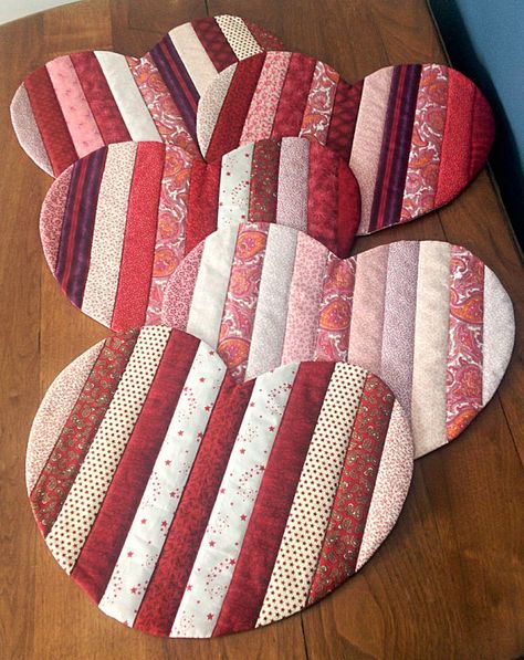 Valentines Placemats, Craft Room Organization Storage, Valentine Table Runner, Heart Art Projects, Diy Placemats, Rockford Illinois, Heart Quilt Pattern, Heart Projects, Fabric Placemats