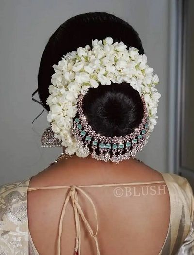 Gajra Hairstyles for Wedding and Engagement Bridal Hairstyle Indian Wedding, Hair Style On Saree, Wedding Bun Hairstyles, Engagement Hairstyles, Bridal Bun, Bridal Hairdo, Easy Hairstyles For Thick Hair, Traditional Hairstyle, Bridal Hair Buns