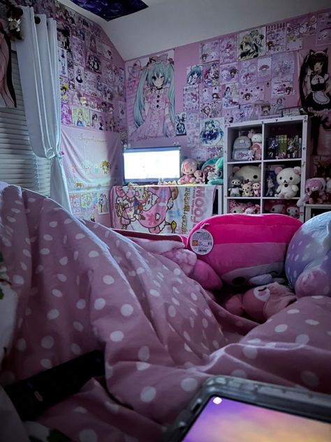 Kawaii Anime Bedroom Ideas, Dark Kawaii Room, Animecore Room, Hello Kitty Themed Room, My Melody Room, Rilakkuma Aesthetic, Aesthetic Plushies, Sanrio Bedroom, Kawaii Rooms