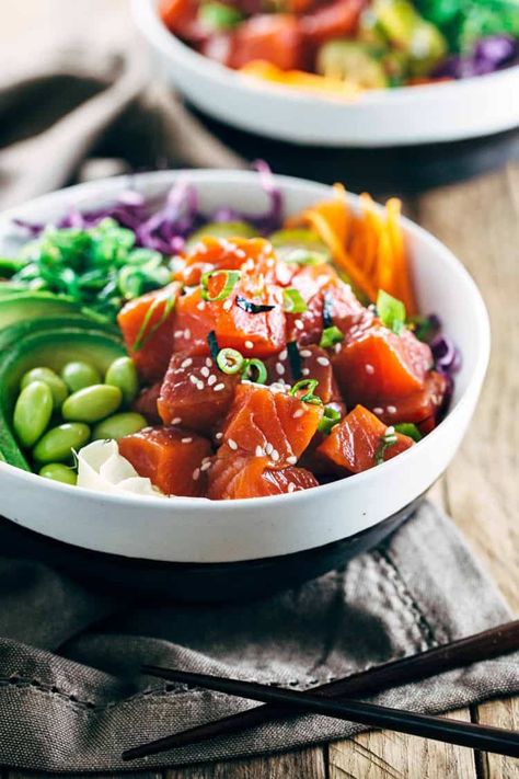 10 x Makkelijke & Snelle Poké Bowl Recepten | GIRLS WHO MAGAZINE Poke Bowl Receta, Easy Asian Dishes, Tuna Poke Bowl, Poke Bowl Recipe, Salmon Poke, Easy To Make Dinners, Spicy Salmon, Dinners To Make, Makanan Diet