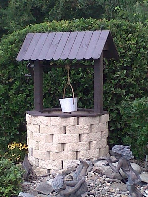 Wishing well made with recycled fencing and garden border bricks. Garden Wishing Well Ideas, Well Pipe Cover Ideas Front Yards, Well House Ideas, Brick Wishing Well, Well Design Ideas, Stone Wishing Well, Wishing Well Ideas, Garden Wishing Well, Wishing Well Garden