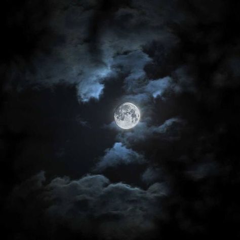 Blue Moon Aesthetic, Cloud Night, Summer Moon, Summer Clouds, Night Clouds, Night Summer, Moon Clouds, Space Photography, The Moon Is Beautiful