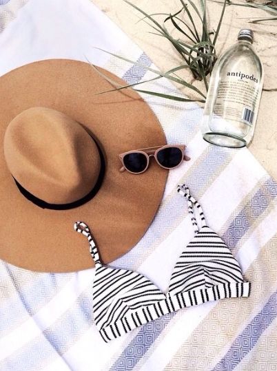 Stripe bikini and wide brim beach hat Hat Flatlay, Swimwear Instagram, Instagram Photo Ideas, Stil Boho, Hot Lingerie, Looks Street Style, Summer Inspiration, Beach Bum, Beach Babe