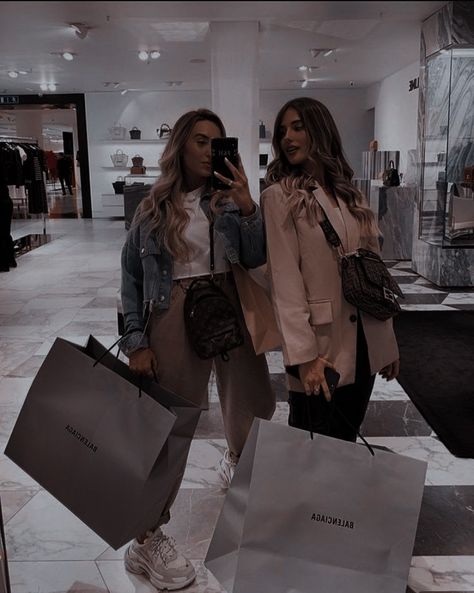 Boujee Lifestyle, Sisters Goals, Rich Women Lifestyle, Rich Girl Aesthetic, Best Friend Photoshoot, Best Friends Aesthetic, Best Friends For Life, Best Friend Photos, Rich Women