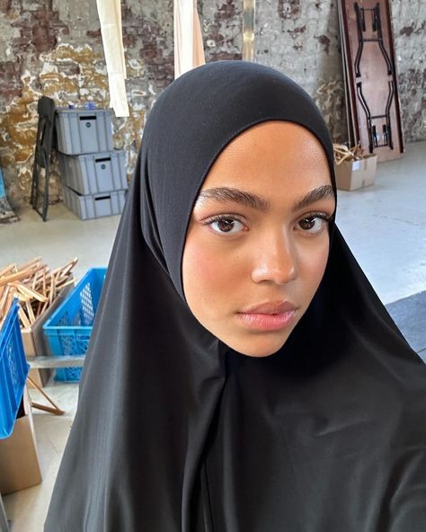 Baddie Hijabi Outfits, Black Hijabi Girl, Al Qur'an Photography, Simple Hijab, Arabian Women, Henna Hair, Beauty Routine Tips, Basic Skin Care Routine