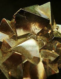 Gold crystals Pretty Rocks, Beautiful Rocks, Mineral Stone, Minerals And Gemstones, Rocks And Gems, Precious Gems, Gems And Minerals, Crystal Gems, Crystals Minerals