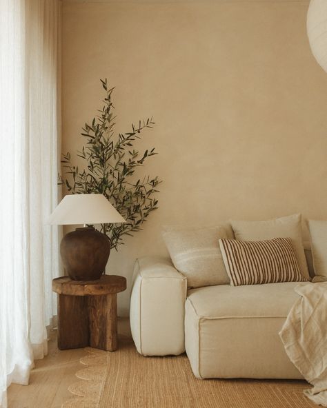 A beautifully grounding blend of natural elements in this space. Limewash, linen, timber, jute, and lush greenery at the home of @thefrenchfolk. Bauwerk colour is Bone, painted directly over Render. #sustainablehome #limewashwalls #organicpaint #nontoxicliving #minimalistdecor #naturalhomedesign #breathablepaint #zerovocpaint #limewashfinish #organichome #limewash #bauwerkbone Terracotta Limewash Walls, Interior Limewash, Limewash Wall, Wabi Sabi Living Room, Lime Wash Walls, Limewash Walls, Miller House, Limewash Paint, Lime Paint