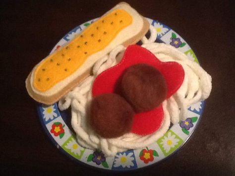 Felt spaghetti and meatballs eBay jsm62769 Kinley's Kitchen Food Spaghetti, Play Kitchen Food, Felt Food Diy, Play Kitchens, Felt Play Food, Pretend Play Kitchen, Pretend Food, Blue Plate, Food Patterns