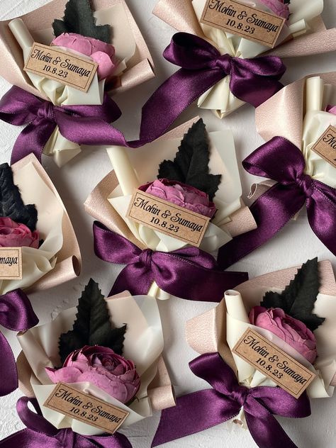 mini bouquets, wedding gifts for guests, baby shower, personalized gifts, rustic gifts, magnet favors for guest, backyard wedding favors Backyard Wedding Favors, Magnet Favors, Mini Bouquets, Gifts For Guests, Bouquets Wedding, Rustic Gifts, Etsy Wedding Favors, Wedding Gifts For Guests, Peach Flowers