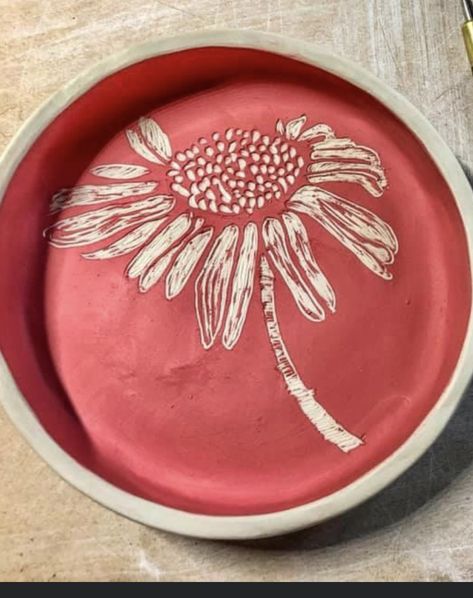 Ceramic Plate Carving, Angoba Ceramics Plate, Scraffito Designs Plate, Carved Ceramic Plates, Scrafitto Ceramics Ideas, Sgraffito Designs Pattern Easy, Scrafitto Ceramics Plates, Scrifito Ceramics, Ceramic Sgraffito Ideas