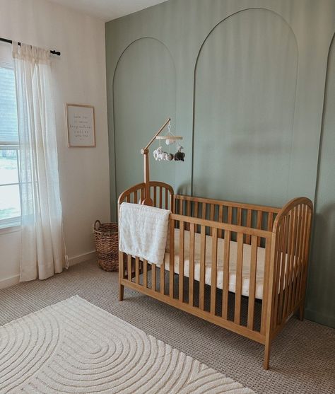 Nursery Ideas Wood Crib, Light Wood Crib Nursery, Boy Baby Room Ideas Nurseries, Midcentury Modern Nursery Ideas, Mid Century Crib, Earthy Nursery Ideas, Nursery With Daybed, Light Wood Crib, Midcentury Nursery