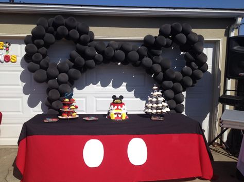 Mickey Mouse themed birthday party. Main table Mickey Mouse Theme Party, Minnie Mouse Birthday Theme, Mickey Mouse Bday, Mickey Mouse Themed Birthday Party, Mickey Mouse Clubhouse Birthday Party, Mickey Mouse Pins, Minnie Birthday Party, Mickey Mouse Theme, Main Table