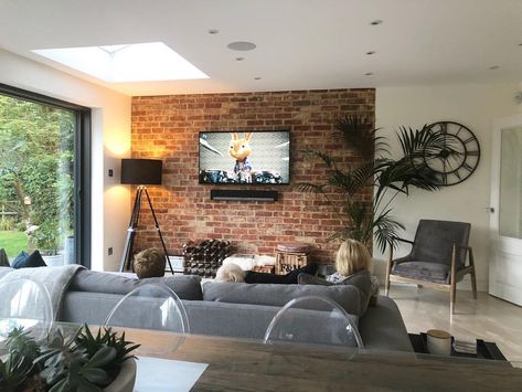 Ideas De Salon, Wall Behind Tv, Brick Living Room, Brick Interior Wall, Instagram Movie, Lg Oled, Open Plan Kitchen Dining, Living Room Renovation, Open Living Room