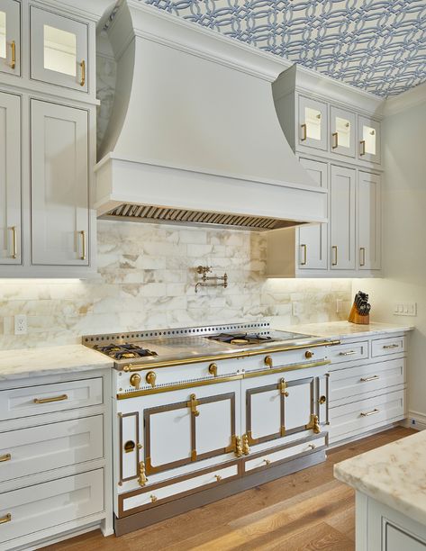 Modern French Country Kitchen, Kitchen Cabinets Color Combination, Parisian Kitchen, Traditional Kitchen Island, Antique White Kitchen, Creative Media, French Country Kitchens, Kitchen Backsplash Designs, Aesthetic Kitchen