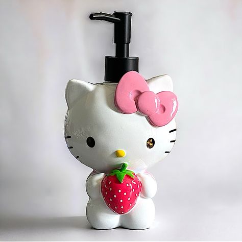 Strawberry Soap Dispenser, Hello Kitty Home Decor, Strawberry Bathroom, Hello Kitty Bathroom, Strawberry Soap, Hello Kitty Strawberry, Cute Bathroom Ideas, Strawberry Decor, Hello Kitty Decorations