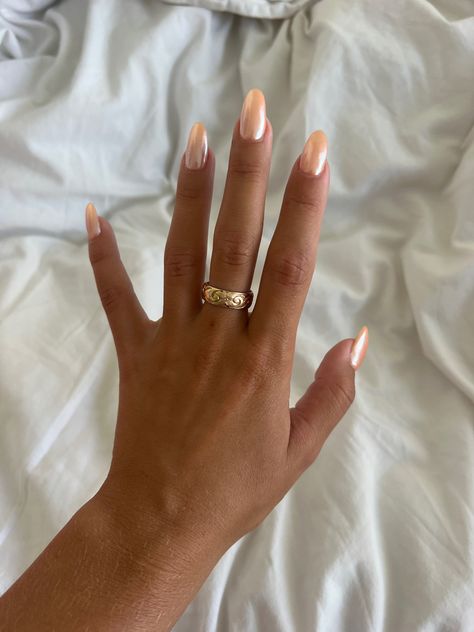 Pearl Orange Nails, Nails To Look Tan, Peachy Chrome Nails, Summer Birthday Nails 2023, Orange Pearl Nails, Light Orange Chrome Nails, Peach Chrome Nails, Orange Chrome Nails, Vibrant Nails