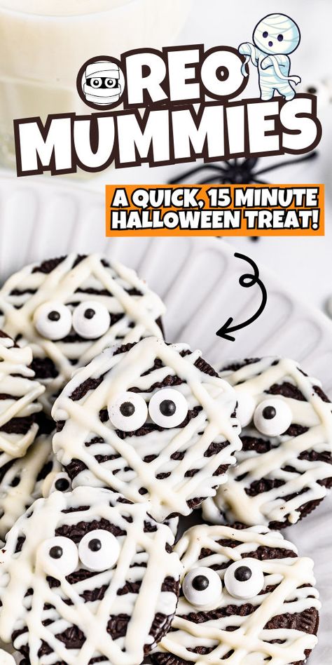 The cutest Halloween cookies ever Oreo Mummies, Skeleton Treats, Halloween Chocolate Covered Oreos, Dip Oreos, Halloween Treat Table, Halloween Rice Crispy Treats, Halloween Food For Adults, Oreo Spiders, Mummy Treats