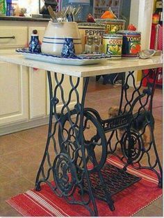 Sewing Table Repurpose, Singer Sewing Tables, Recycled Wood Projects, Repurposed Kitchen, Diy Sewing Table, Old Sewing Machine, Sewing Machine Tables, Diy Kitchen Table, Sewing Machine Cabinet