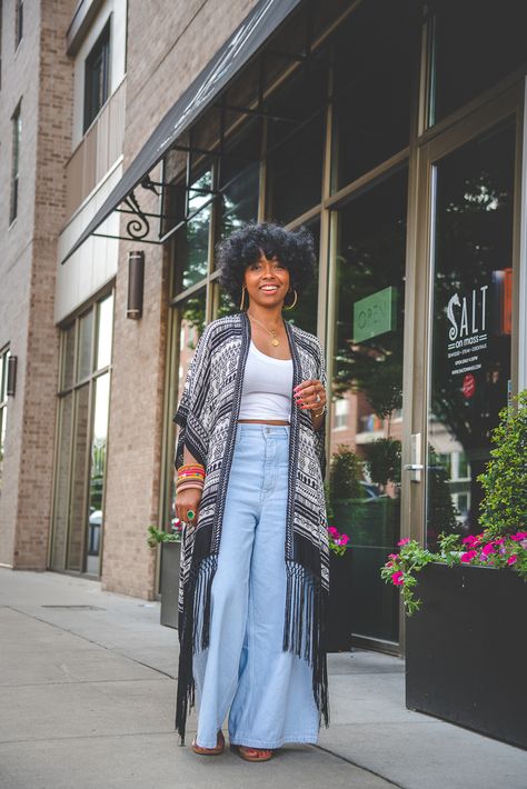 Black White Kimono Outfit, Kimono With Skirt Outfit, Black And White Boho Outfits, Black White And Denim Outfits, Black And White Kimono Outfit, Fringe Kimono Outfit, Boho Outfits Jeans, Jeans And Kimono Outfits, Maxi Kimono Outfit