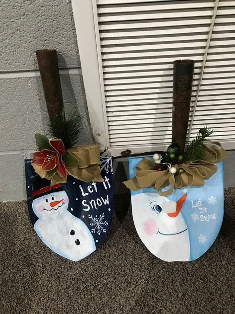 Winter Shovel Decor, Coal Bucket Ideas Decor, Old Snow Shovel Ideas, Painted Shovels, Ceiling Fan Blade Snowman, Snowman Painted On Sled, Fence Board Snowman, Shovel Art, Shovel Head