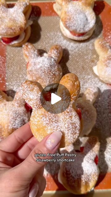 Melissa on Instagram: "GLUTEN FREE PUFF PASTRY STRAWBERRY SHORTCAKE BUNNIES🐰  If you are looking for a breakfast or brunch idea for your Easter festivities, try these delicious and festive, gluten free puff pastry strawberry shortcake bunnies!They are sure to be a crowd pleaser and super easy to prep✔️  What you’ll need: Gluten free puff pastry 1 egg Whipped cream of your choosing Organic strawberries (sliced) Organic powdered sugar  Instructions: 1. Preheat oven to 375°F 2. Cut out your puff pastry using a bunny cookie cutter 3. Place on lined baking dish 4. Brush on egg wash on top 5. Bake for 12-15 minutes or until golden brown 6. Let cool for a few minutes 7. Slice each one in half 8. Add whipped cream to once slice along with sliced strawberries 9. And place other half on top . . #pu Bunny Cream Puffs, Puff Pastry Bunny Strawberry Shortcake, Easter Bunny Puff Pastry Dessert, Strawberry Shortcake Broma Bakery, Strawberry Hunny Bun Cake, Easter Festivities, Gluten Free Puff Pastry, Sliced Strawberries, Strawberry Slice