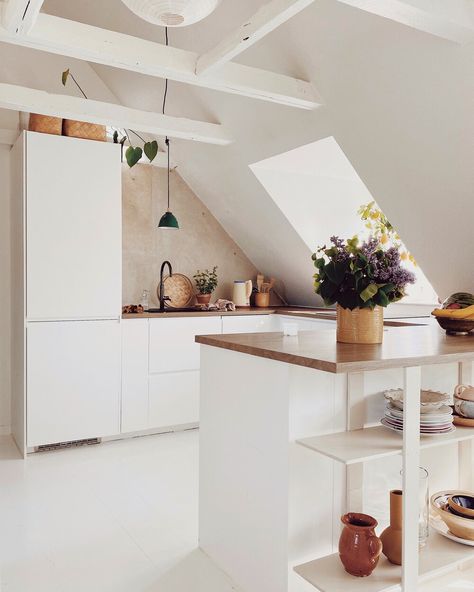 Kuhinje U Potkrovlju, Mansard Kitchen Ideas, Small Attic Kitchen, Mansard Kitchen, Attic Kitchen Ideas, Small Attic Apartment, Above Garage Apartment, Attic Kitchen, Aarhus Denmark