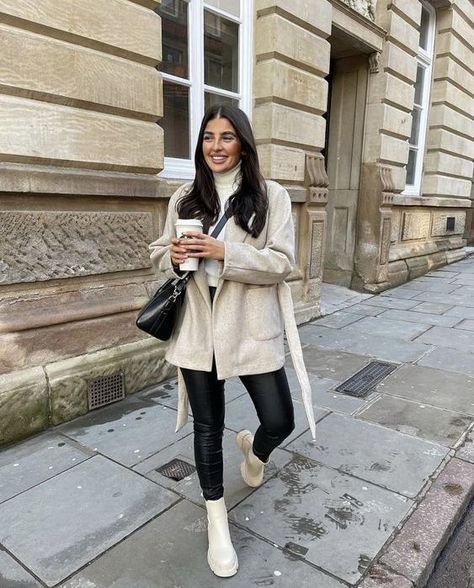 Cream Booties Outfit, Nude Chelsea Boots, Dionne Crowe, Chelsea Boots Outfits, Beige Boots Outfit, Coloured Leather Jacket, White Boots Outfit, Neutral Fall Outfits, Outfit Botas