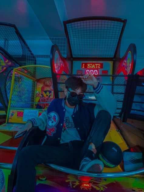 Retro Arcade Aesthetic Outfit, 90s Arcade Aesthetic, Y2k Arcade, Arcade Aesthetic Photoshoot, Hoodies Photoshoot, Arcade Date Outfit, Arcade Outfit Ideas, Photo Reference Poses, Arcade Photoshoot