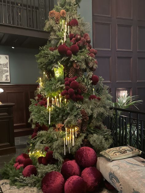 Multiple Christmas Trees In One Room, Moody Christmas Aesthetic, Black Christmas Tree Decorations Ideas, Creative Christmas Decorations, Elegant Christmas Tree Decorations, Elegant Christmas Trees, Christmas Decor Inspiration, Christmas Themes Decorations, Red Christmas Tree