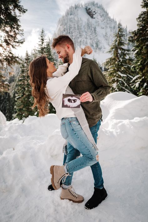 Outdoor Winter Pregnancy Announcement, Snowy Baby Announcement, Pregnant Announcement Christmas, Gender Reveal Photoshoot Winter, Winter Pregnancy Photoshoot Announcement, Pregnant Winter Photoshoot, Winter Announcement Pregnancy, Pregnancy Announcement Christmas Photos, Christmas Pregnancy Announcement Photoshoot