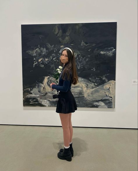 Layered Skirt Outfit, Gallery Outfit, Art Gallery Outfit, Museum Outfit, Black Skirt Outfits, Museum Photography, Outfit Date, Tennis Skirt Outfit, Art Outfit