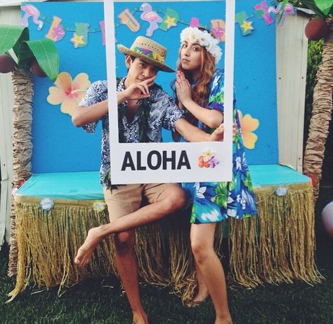 Hawaiian party photo booth Aloha Party Photo Booth, Beach Photo Booth Ideas, Beach Theme Photo Booth, Summer Photobooth Ideas, Hawian Theme Birthday Party, Hawaii Party Theme, Hawaii Party Ideas, Summer Photo Booth, Photobooth Idea