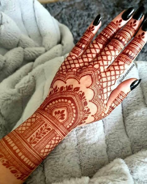 Full Hand Mehndi Designs Latest, Full Hand Mehndi Designs Simple, Mehndi Back Hand, Mehndi Designs Finger, Simple Arts, Henna Hand Designs, Simple Mehendi, Inai Pengantin, Simple Mehndi Design