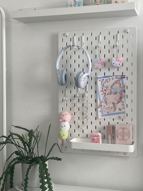 Aesthetic Pegboard Ideas, Ikea Boards, Ikea Grid Shelf, Desk Inspo Pegboard, Peg Board Aesthetic, Kpop Desk Pegboard, Cute Pegboard, Aesthetic Ikea Pegboard, Ikea Pegboard White