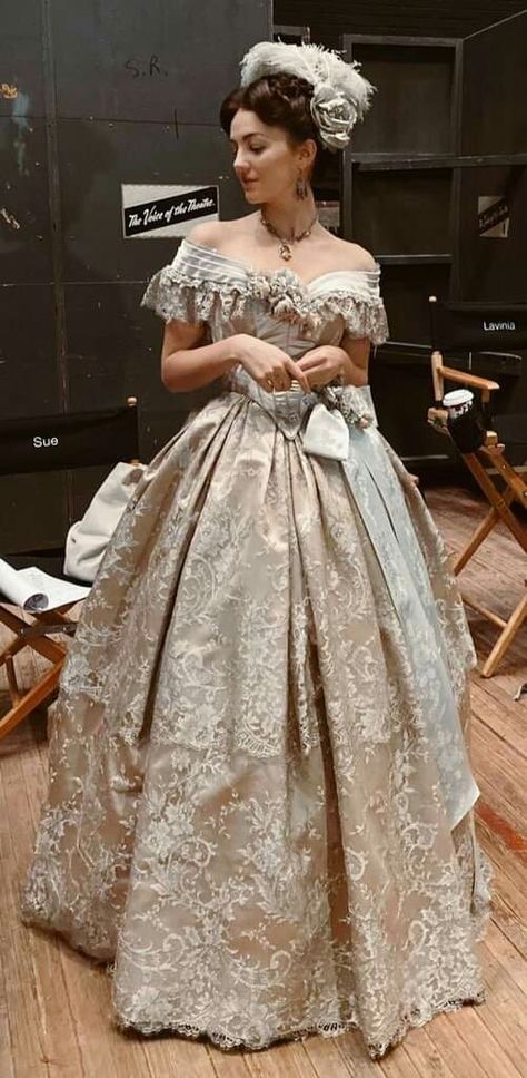 Classical Era Dress, Royal Ball Gowns Victorian, 1800 Victorian Dress, 1800s Style Dresses, 1800 Halloween Costumes, England 1800s Fashion, 1800s Dress Aesthetic, Vicotiran Dress, 1800s Royal Fashion