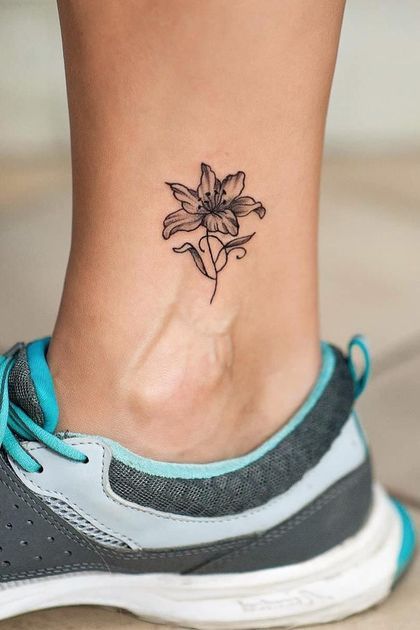 40 idées de tatouage fleur de lys et son signification Meaningful Flower Tattoos, Flower Tattoos Designs, Wildflowers Tattoo, Henne Tattoo, Simple Flower Tattoo, Lily Tattoo Design, Lily Flower Tattoos, Ankle Tattoos For Women, Shape Tattoo